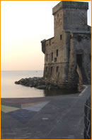 la piazzetta davanti al Castello di Rapallo